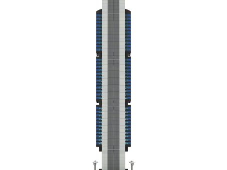 Edificio alto con fachada moderna y paneles solares en la parte superior.