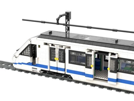 Tren CAF Serie 8000 Metro de Madrid MOC Lego - Detalle del interior Tren CAF Serie 8000 Metro de Madrid con diseño azul y blanco, con vías de tren en la parte inferior.
