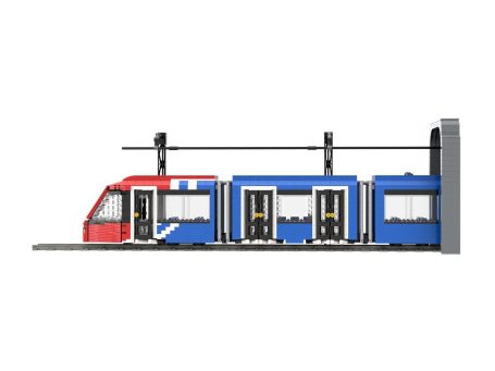 Tranvía Alstom Citadis S302 MLO Madrid MOC Lego - Vista lateral Tren de juguete en colores rojo y azul, con varias puertas y detalles arquitectónicos.