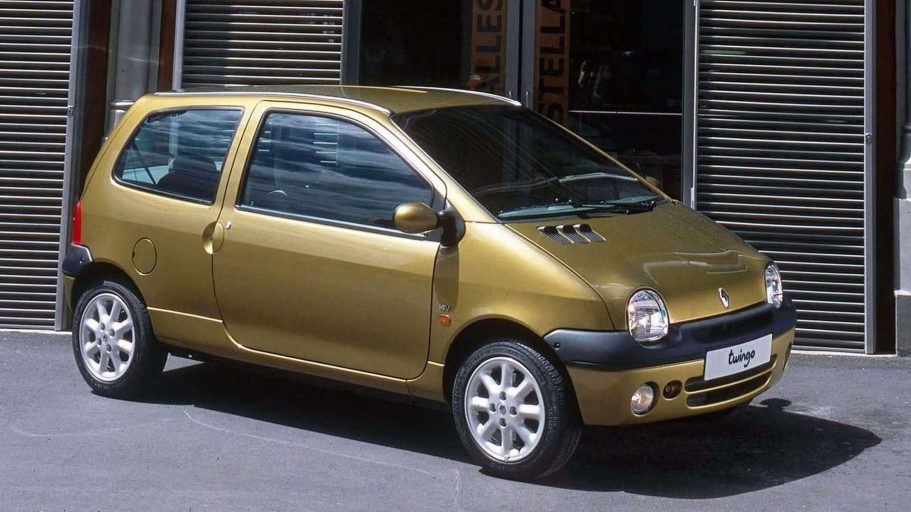 Coche Renault Twingo MK1 Coche compacto de color dorado, modelo de los años 90, con diseño moderno y ruedas pequeñas.