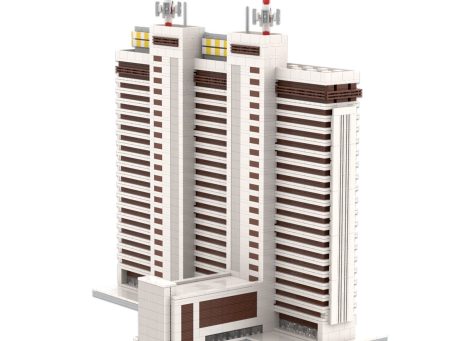 Hospital Central de la Defensa Gómez Ulla (Madrid) MOC Lego - Vista exterior 2 Edificios altos y modernos con antenas en la azotea y detalles arquitectónicos.