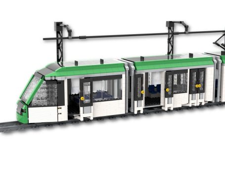 Tren de juguete de bloques con puertas y ventanas, en colores rojo y azul.