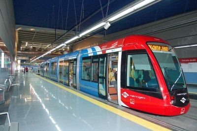 Tranvía Alstom Citadis S-302 Metro Ligero Madrid Tren de metro rojo y azul en una estación moderna y bien iluminada.