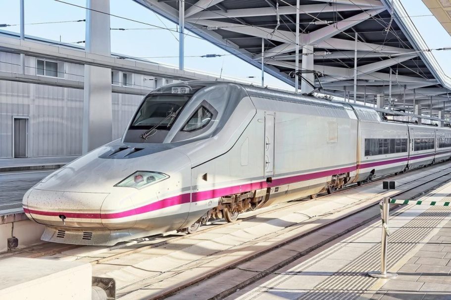 Tren alta velocidad Talgo 350 s102 Renfe Tren de alta velocidad en una estación moderna, con un diseño aerodinámico.