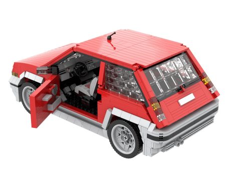 Renault 5 GT Turbo MOC Lego - Puerta abierta Coche rojo de juguete tipo Lego con puerta abierta y detalles interiores visibles.