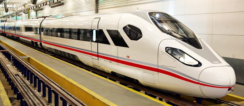 Tren alta velocidad CAF OARIS Renfe Tren de alta velocidad de color blanco con detalles rojos en una estación moderna.