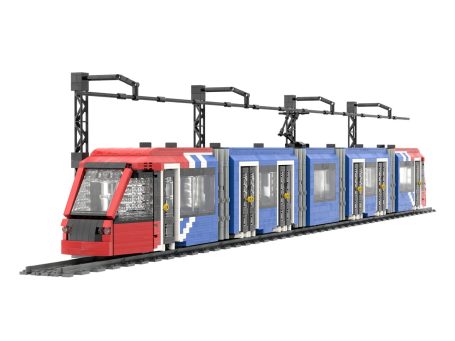 Tranvía Alstom Citadis S302 MLO Madrid MOC Lego vista exterior Tren de juguete de colores rojo y azul con varios vagones y detalles en las ventanas.