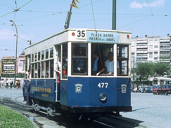 Tranvía Charleroi II Madrid Tram azul con número 35 circulando por una zona urbana en un día soleado.