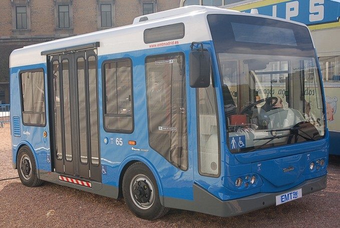Microbús Tecnobús Gulliver U520 EMT Madrid Autobús urbano de color azul con puertas corredizas en un entorno urbano.