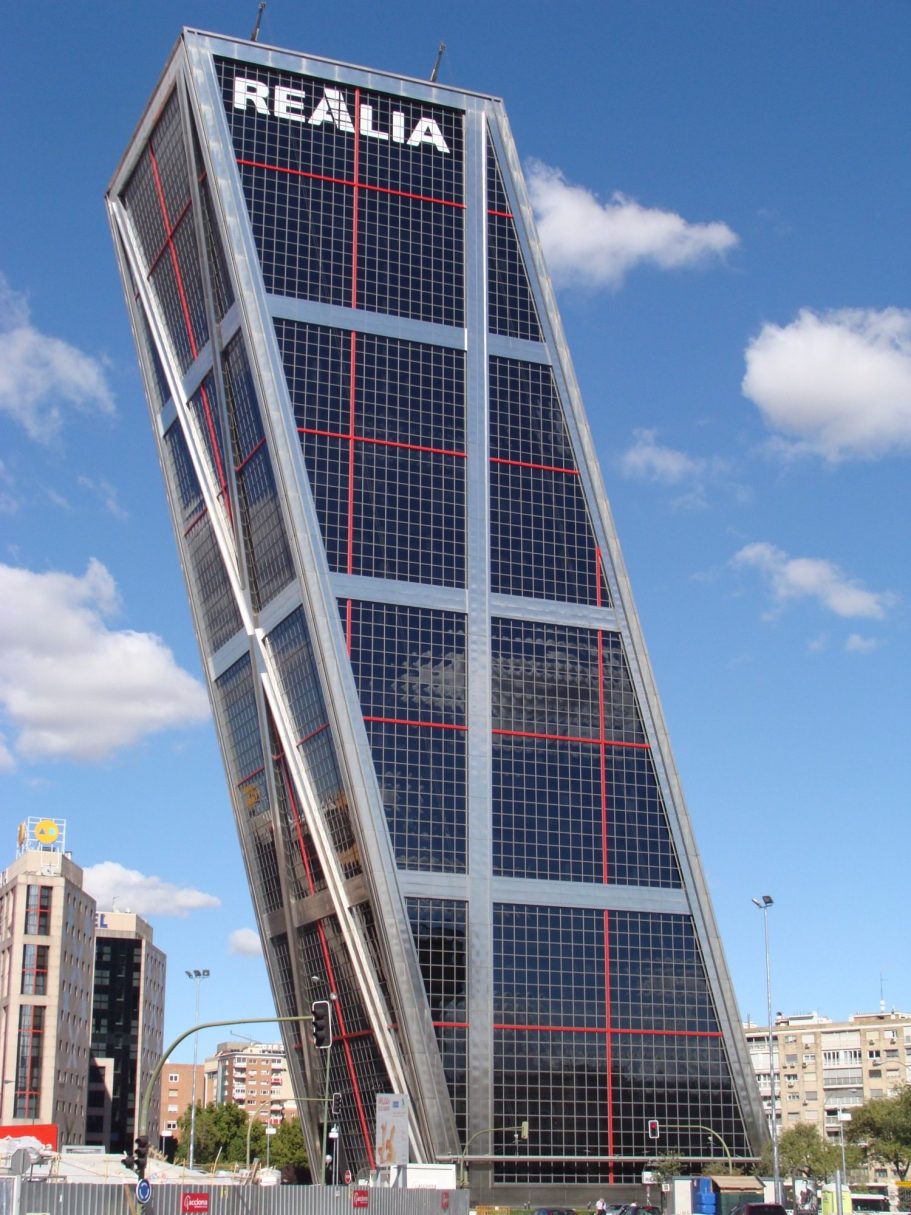 Edificio inclinándose en Madrid, conocido como la Torre de Realia.