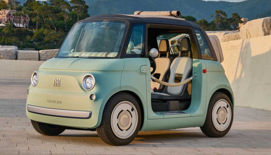 Coche eléctrico de diseño moderno, compacto y con puertas abiertas en un entorno exterior.