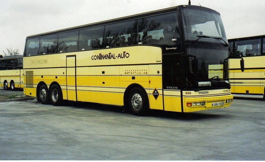 Autobús Sunsundegui Vardino Volvo Continental-Auto Autobús de dos pisos amarillo y negro aparcado en una terminal.