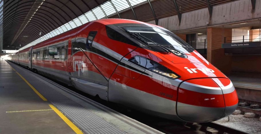 Tren alta velocidad IRYO Frecciarossa 1000 ILSA 109 Tren de alta velocidad rojo estacionado en una terminal moderna.