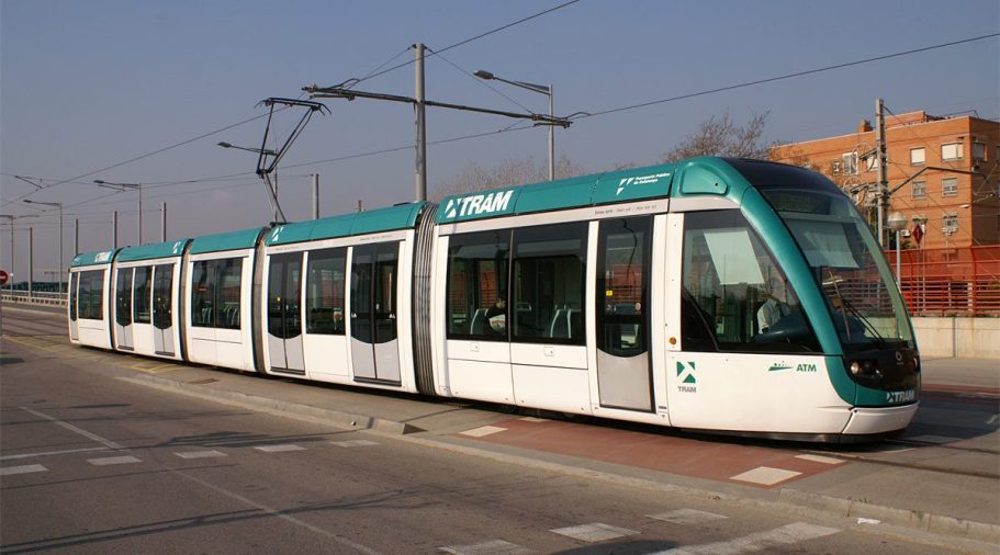 Tranvía Alstom Citadis S-302 Barcelona Tranvía moderno de color blanco y turquesa en una estación al aire libre.
