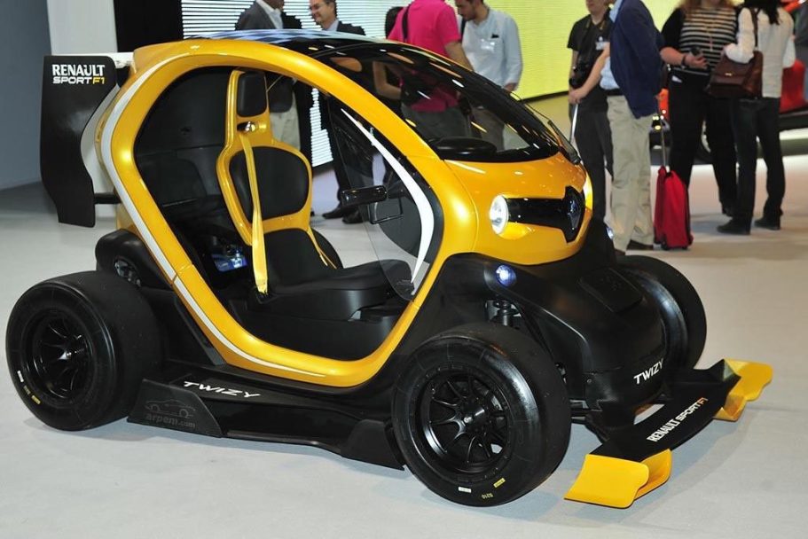 Coche compacto y moderno de diseño futurista, con carrocería amarilla y negra.