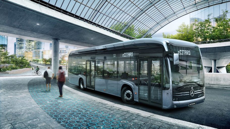 Autobús Mercedes Benz eCitaro Autobús moderno estacionado en una terminal con arquitectura contemporánea.
