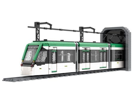 Tranvía CAF Urbos 3 Málaga MOC Lego - Parte delantera Tren de juguete CAF Urbos 3 Málaga en un túnel, con detalles en verde y blanco.