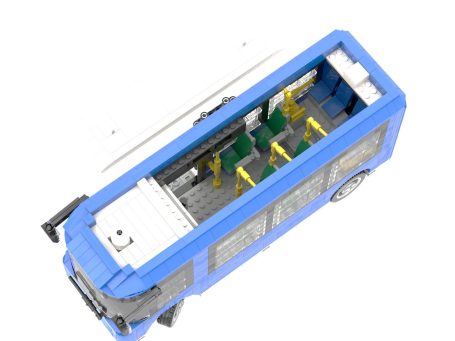 Rampini Wolta MOC Lego - Detalle del interior Maqueta de autobús azul con asientos interiores verdes y amarillos.