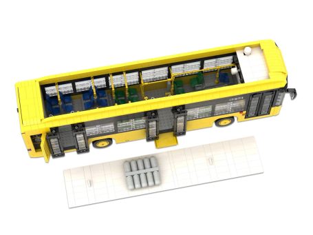 Autobús Castrosua Scania New City GNC MOC Lego - Detalle del interior Autobús urbano amarillo con diseño de asientos y acceso en la parte delantera.