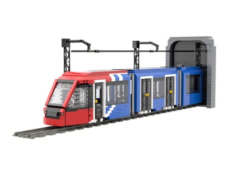 Tranvía Alstom Citadis S302 MLO Madrid MOC Lego - Parte delantera Tren de juguete con dos vagones, uno rojo y otro azul, en una estación.