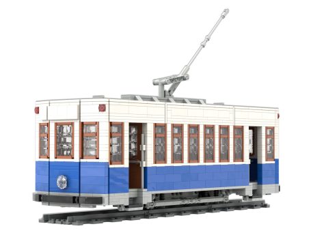 Tranvía Charleroi II 1972 Madrid MOC Lego - Parte delantera Tram Charleroi II de 1972 en colores azul y blanco con detalles en madera y un pantógrafo arriba.