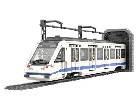 Tren CAF Serie 8000 Metro de Madrid MOC Lego - Vista exterior Tren CAF Serie 8000 Metro de Madrid de diseño moderno en colores blanco y azul, sobre rieles.