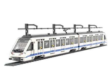 Tren CAF Serie 8000 Metro de Madrid MOC Lego - Vista exterior Tren CAF Serie 8000 Metro de Madrid de diseño moderno en colores blanco y azul, sobre rieles.