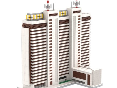 Hospital Central de la Defensa Gómez Ulla (Madrid) MOC Lego - Vista exterior 1 Edificio de gran altura con antenas en la azotea y ventanas amarillas.