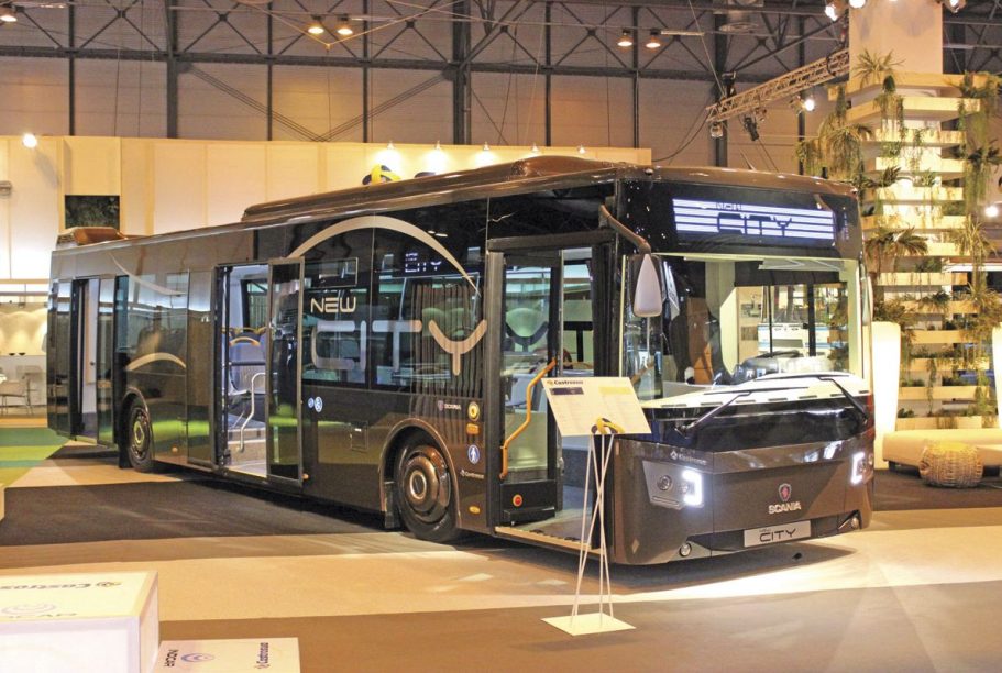 Autobús Castrosua Scania New City Autobús urbano moderno expuesto en una feria, con diseño innovador y espacio amplio.