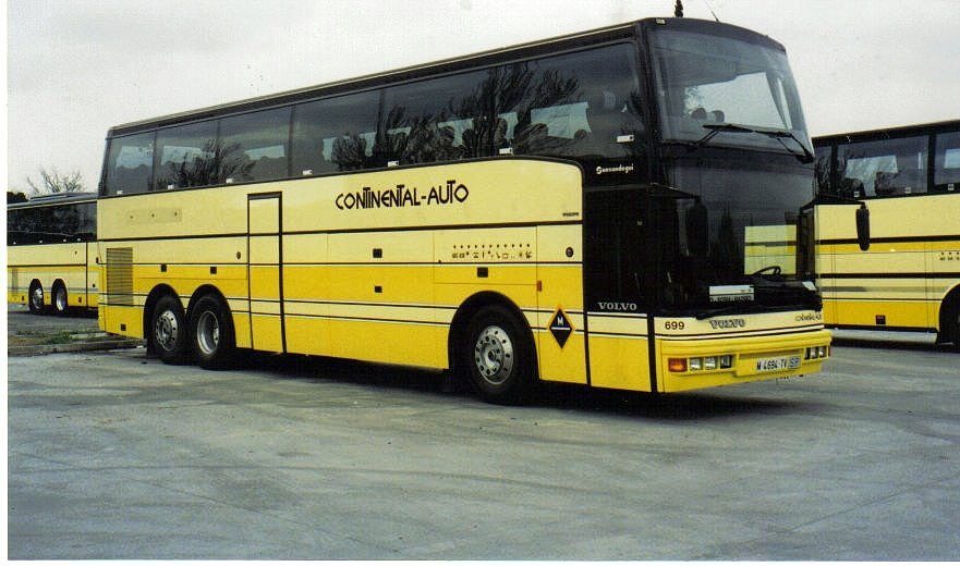 Autobús Sunsundegui Vardino Continental Auto Autobús de dos pisos de color amarillo y negro estacionado en un aparcamiento.