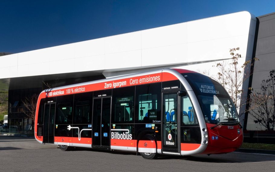 Autobús Irizar ie Tram 12 Bilbobus Autobús moderno de color rojo y blanco estacionado frente a un edificio.