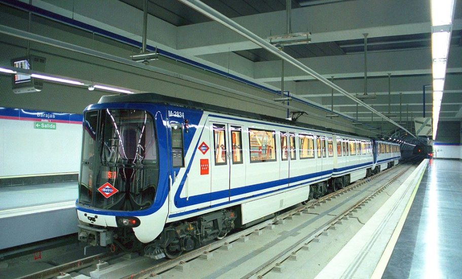 Tren CAF serie 2000 Metro de Madrid Tren de metro en una estación, con coche de color azul y blanco.