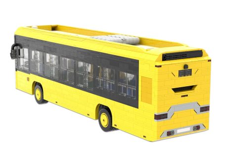 Autobús Castrosua Scania New City GNC MOC Lego - Parte trasera Autobús amarillo con diseño moderno, puertas traseras y ventanas grandes.