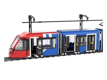 Tren de juguete de bloques con puertas y ventanas, en colores rojo y azul.
