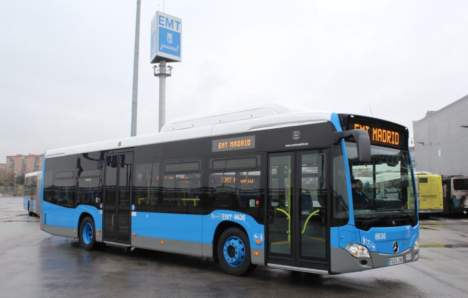 Autobús Mercedes Benz Citaro NGT C2 Autobús urbano de color azul y negro, estacionado en una parada.